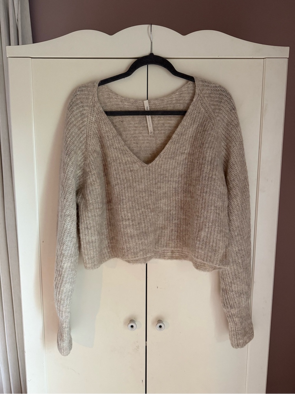 Aritzia The Group Babaton Size Small Vneck Cropped Sweater